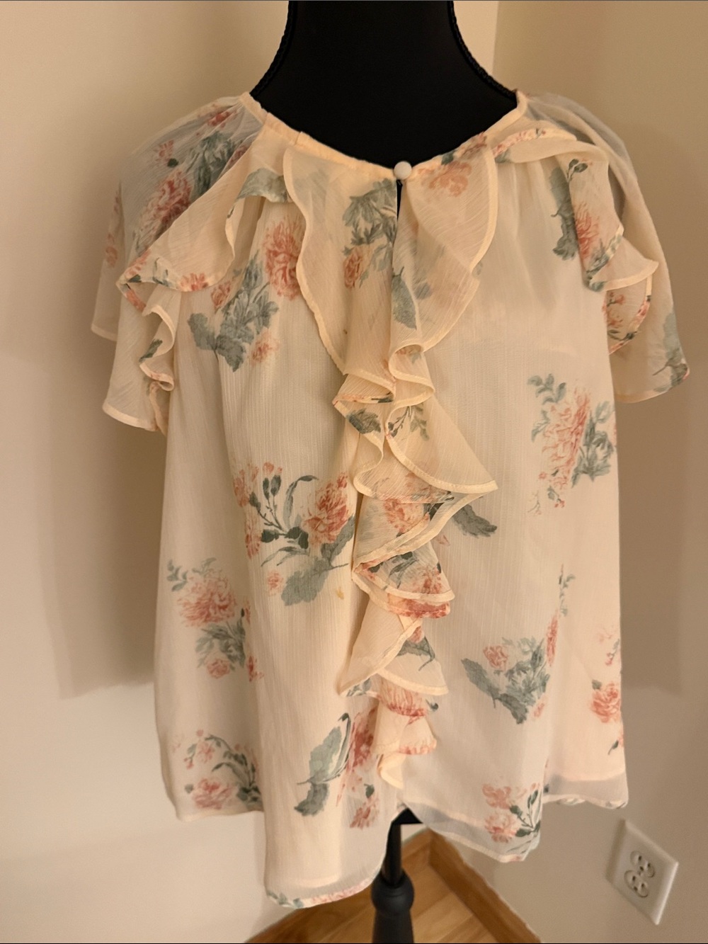 Lift Women’s Cream Floral Ruffle Blouse